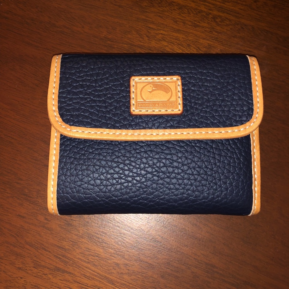 ✨Dooney & Bourke Patterson Leather Wallet✨